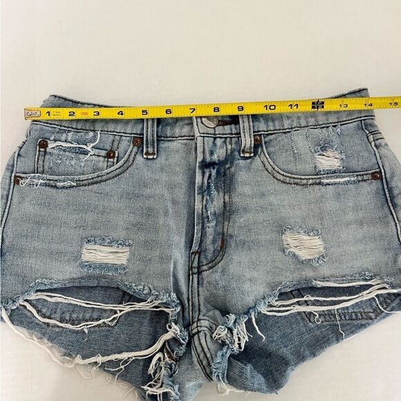 UO BDG Essential Mid-Rise Denim Short Blue Size 25W Frayed Jean Shorts Thrashed - Picture 9 of 13